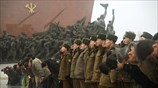 Βορειοκορεάτες στρατιώτες τιμούν την επέτειο των γενεθλίων του Κιμ Γιονγκ Ιλ