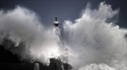 Τεράστια κύματα χτυπούν τη βόρεια Ισπανία