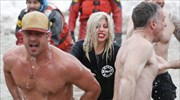 Lady Gaga: Βουτιά στα παγωμένα νερά για καλό σκοπό