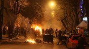 Φωτιές σε αυτοκίνητα και κάδους στα Εξάρχεια από άτομα του αντιεξουσιαστικού χώρου