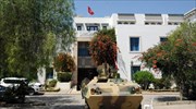 Πυρά κοντά στο κοινοβούλιο της Τυνησίας, «όμηροι» σε παρακείμενο μουσείο