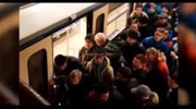 Ρωσία: Σήκωσαν το τρένο για να σώσουν επιβάτιδα που εγκλωβίστηκε