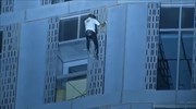 Γάλλος «Spiderman» σκαρφαλώνει σε ουρανοξύστη του Ντουμπάι