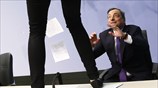 Επίθεση στον Μάριο Ντράγκι από διαδηλώτρια