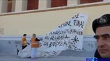 Συνεργεία του δήμου καθαρίζουν τον περίβολο της πρυτανείας του ΕΚΠΑ