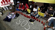 Με μαύρα περιβραχιόνια η διαμαρτυρία για τους πνιγμούς μεταναστών στη Μεσόγειο