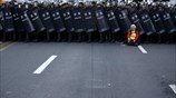 Οι διαδηλωτές ...χρόνια δεν κοιτούν