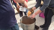 Μοίρασαν για δεύτερη μέρα φαγητό σε μετανάστες στην Ομόνοια