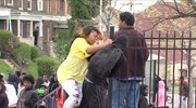 Βαλτιμόρη: Μητέρα δέρνει τον κουκουλοφόρο γιο της για να γυρίσει σπίτι