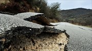 Καρπενήσι: Η γη «κατάπιε» χωματουργικό μηχάνημα