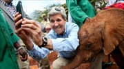 Τζον Κέρι: Selfie με… ελέφαντα