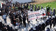 Διαδηλωτές ζήτησαν να γκρεμιστεί ο φράχτης στον Έβρο