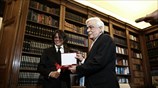 Απονομή του μεταλλίου της «Λεγεώνας του Μαραθώνα» από τον Ηλ. Ψινάκη