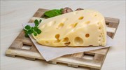 Λύθηκε το μυστήριο με τις τρύπες στο ελβετικό τυρί
