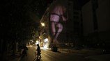 Διακοπή της προβολής του έργου Stills του Kris Verdonck στην πλατεία Κλαυθμώνος