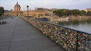 Αφαιρεί τα «λουκέτα της αγάπης» από την Pont des Arts το Παρίσι