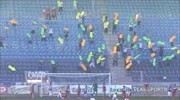 Φίλαθλοι δείχνουν με βέλη το τέρμα στους παίκτες της ομάδας τους