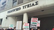 Συγκέντρωση φαρμακοποιών έξω από το υπουργείο Υγείας