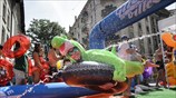 Γιγάντια νεροτσουλήθρα στο κέντρο της Γενεύης