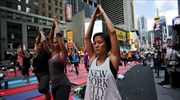 Δωρεάν μαθήματα γιόγκα για χιλιάδες ανθρώπους στην Times Square