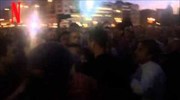 Άγνωστοι πέταξαν φωτοβολίδες στη συγκέντρωση στο Σύνταγμα