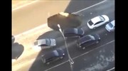 Ψύχραιμος οδηγός αποφεύγει τρύπα σε αυτοκινητόδρομο