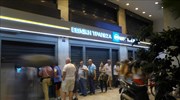 Guardian: «Σαν εφιάλτης» - Οι Έλληνες ξύπνησαν χωρίς χρήματα και μέσα στην αβεβαιότητα