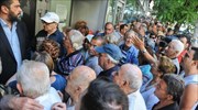 Ουρές και ταλαιπωρία συνταξιούχων έξω από τις τράπεζες