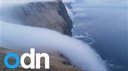 «Ποτάμι» ομίχλης σε βουνό της Ισλανδίας
