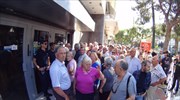 Ρεπορτάζ της SZ για τις ουρές έξω από τις τράπεζες της Αθήνας