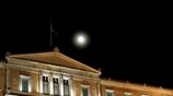 Πανσέληνος πάνω από τη Βουλή