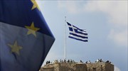 Guardian: «Το μέλλον της Ελλάδας στην Ευρωζώνη κρέμεται από αραχνοΰφαντη κλωστή»