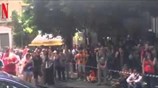 Μέσα ενημέρωσης και τουρίστες έξω από το υπ. Οικονομικών