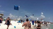 ΗΠΑ: «Όσα παίρνει ο άνεμος» μετά από χαμηλή πτήση αεροσκάφους σε παραλία