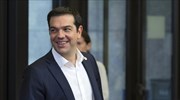 WSJ: Παρά το μνημόνιο, ο Τσίπρας παραμένει δημοφιλής