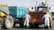 Γαλλία: Κτηνοτρόφοι παρατάσσουν τα τρακτέρ τους στους δρόμους
