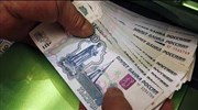 Υποτιμάται το ρούβλι: το ντόμινο που ξεκίνησε από το Πεκίνο, έφτασε στη Μόσχα
