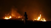 «Μάχη» με τη φωτιά δίνουν 14.000 πυροσβέστες στην Καλιφόρνια
