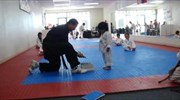 Αγοράκι σε απολαυστική επίδειξη taekwondo