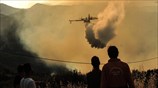 Μαίνεται η πυρκαγιά στην Καλλιθέα Ξυλοκάστρου
