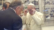 Ο Πάπας δοκιμάζει γυαλιά σε κατάστημα οπτικών στη Ρώμη